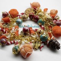 2 вариант Браслета "Мандариновый Новый год" в бирюзово-малиново-золотой гамме. Елочные шары, шишки, мандарины и красно-белые леденцы! 1350 руб.