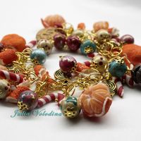 2 вариант Браслета "Мандариновый Новый год" в бирюзово-малиново-золотой гамме. Елочные шары, шишки, мандарины и красно-белые леденцы! 1350 руб.