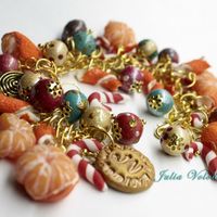 2 вариант Браслета "Мандариновый Новый год" в бирюзово-малиново-золотой гамме. Елочные шары, шишки, мандарины и красно-белые леденцы! 1350 руб.