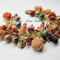 2 вариант Браслета "Мандариновый Новый год" в бирюзово-малиново-золотой гамме. Елочные шары, шишки, мандарины и красно-белые леденцы! 1350 руб.