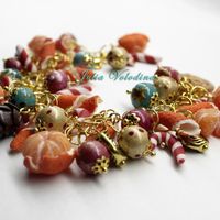 2 вариант Браслета "Мандариновый Новый год" в бирюзово-малиново-золотой гамме. Елочные шары, шишки, мандарины и красно-белые леденцы! 1350 руб.