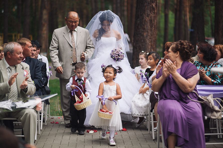 Маленькие мальчик с девочкойв праздничных нарядах, на свадебной церемонии идут  с корзинками рядом с невестой и бросают лепестки - фото 1516947 Свадебный фотограф Загайнов Сергей