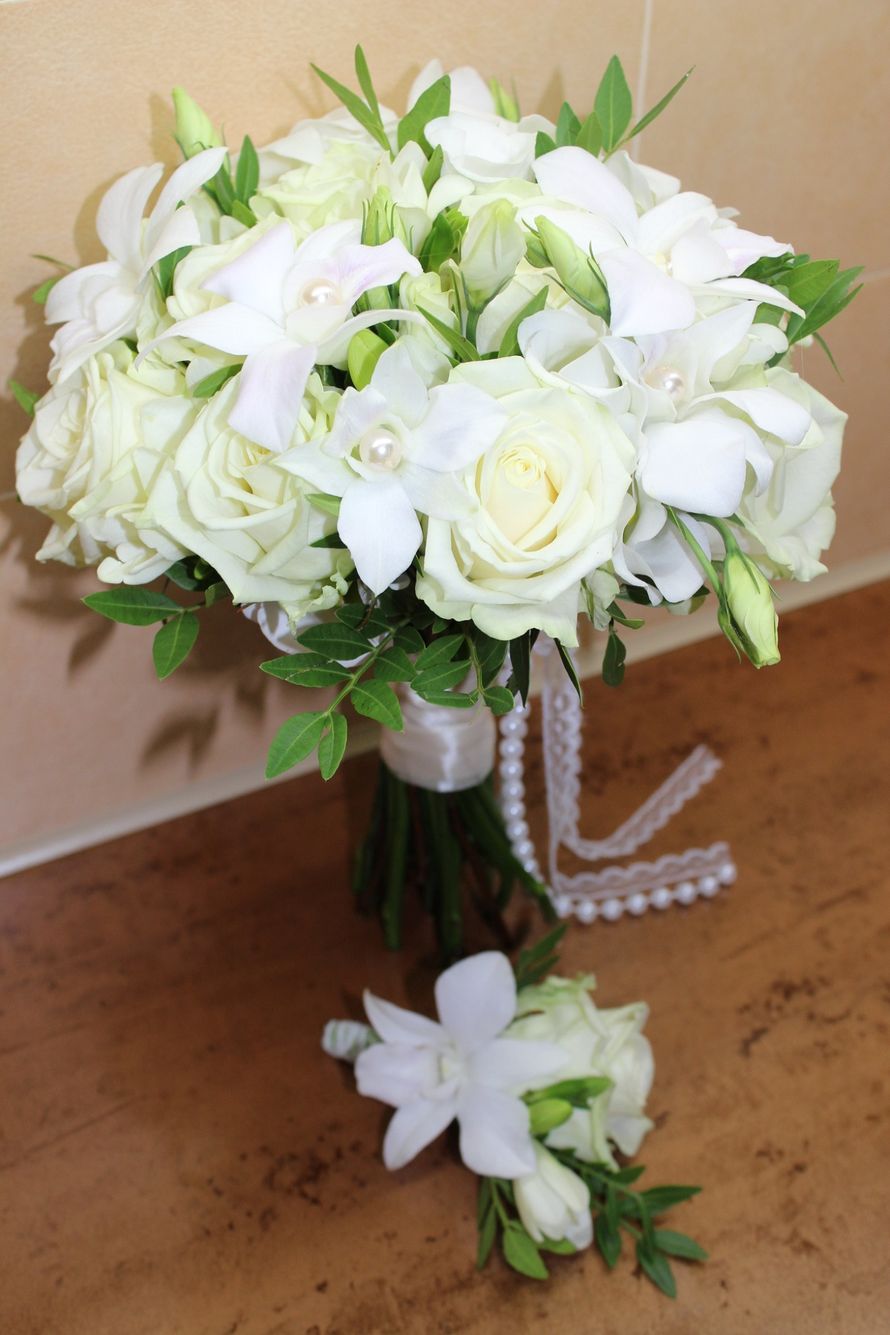 Букет невесты и бутоньерка из белых роз и орхидей - фото 2556419 Наталья Лапина - флорист-декоратор