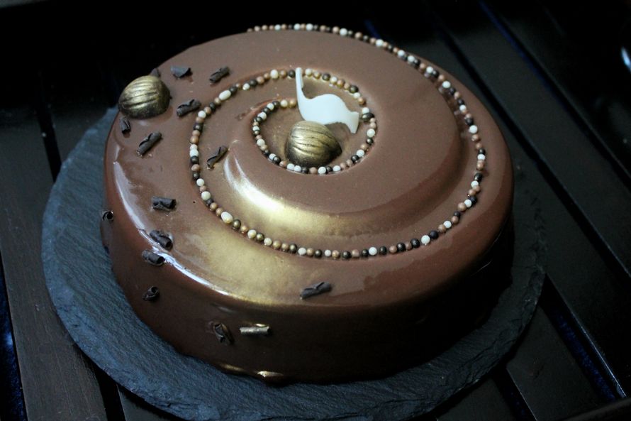 Cakes отзывы. Современные торты. Глянцевый торт. Двухъярусный муссовый торт. Торт необычной формы