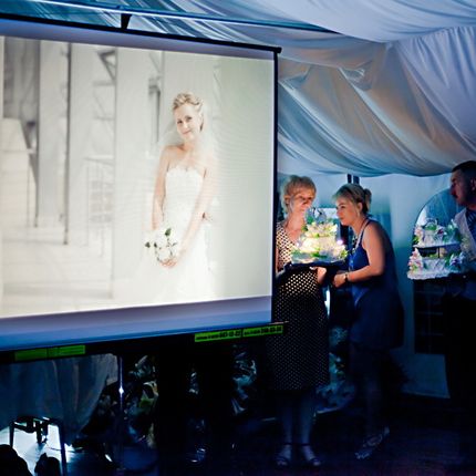 Проектор с экраном на свадьбу