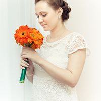 Невеста с букетом из оранжевых гербер