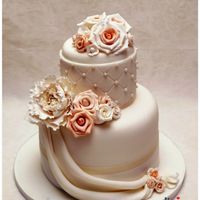 Свадебный торт "Нежность", украшенный сахарным пионом, шоколадными розами и фалдами