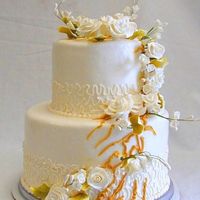 Свадебный торт "Карамельный восторг", украшенный сахарными розами