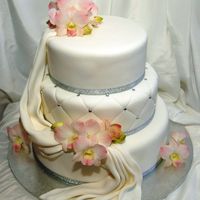 Торт, украшенный сахарными орхидеями и фалдами (от 7кг)
