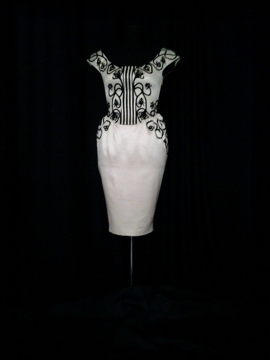 Платье( модель 144),материал -"Дикий шелк",украшено бархатными цветочными орнаментами,подкладочный материал- шелк - фото 9836048 Мастерская по пошиву одежды "Asbat"