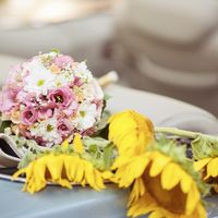 Букет невесты из розовых эустом и белых ромашек