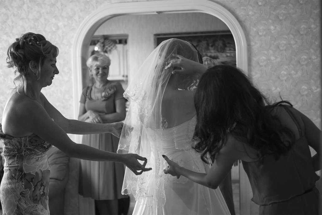 У невесты видно. Почему нельзя видеть невесту в платье до свадьбы жениху примета. Коричневое свадебное платье приметы. Почему жених не должен видеть невесту в свадебном платье до свадьбы.