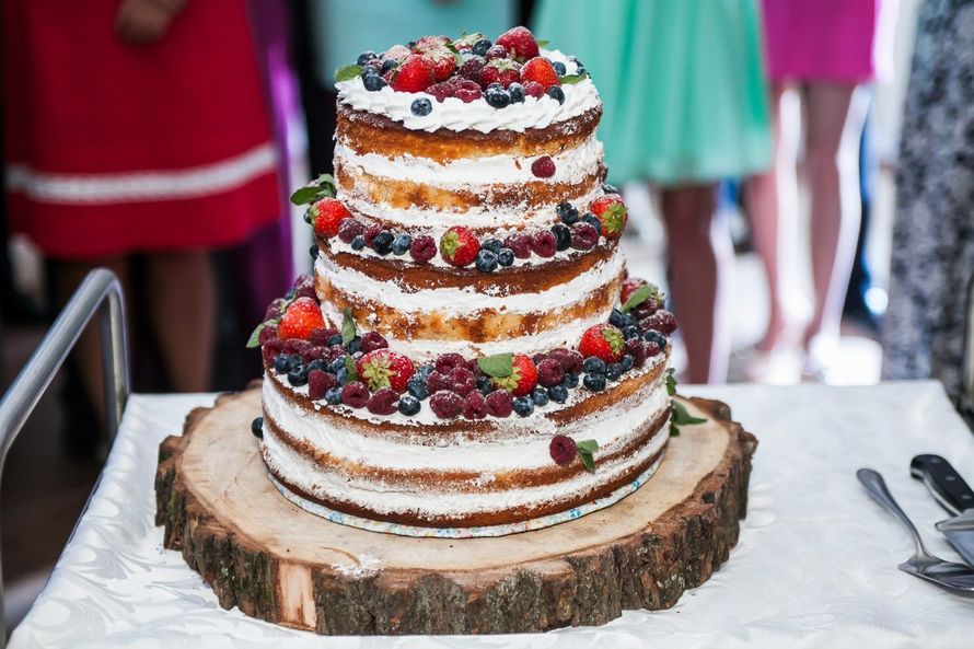 Главное лакомство свадебной вечеринки подавалось на круглой подставке, представляющей из себя деревянный спил. - фото 9973694 Special Event - студия декора