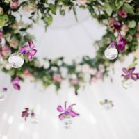 Главным украшением зала послужила подвесная флористическая композиция из живых цветов (сортовые розы, эустома, эвкалипт и чарующий клематис) с ниспускающимися подвесками - вазочками в виде лампочек.
Фотограф: Роман Шаец 