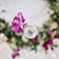 Главным украшением зала послужила подвесная флористическая композиция из живых цветов (сортовые розы, эустома, эвкалипт и чарующий клематис) с ниспускающимися подвесками - вазочками в виде лампочек.
Фотограф: Роман Шаец 