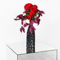 Цветочная композиция красных роз с декоративными листьями, модель №5