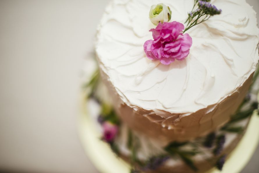 Нежный торт с ванильными коржами, лимонной пропиткой и черникой. - фото 10311676 Кондитерская Фамм