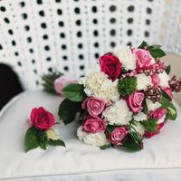 Розовый букет невесты и бутоньерка из роз, гвоздик и сирени
