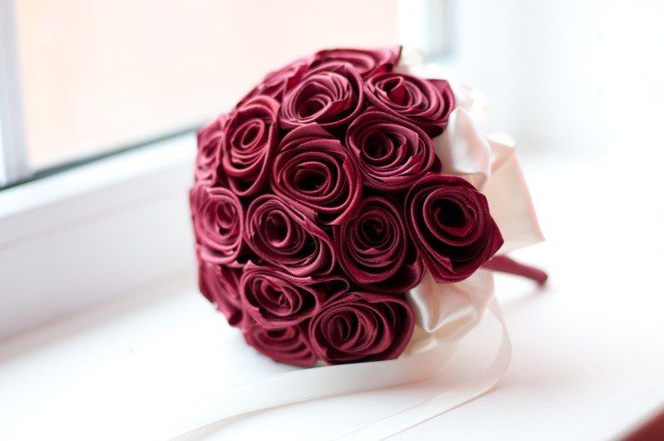Букет невесты из бордовых лент в виде роз, декорированный нежно-розовой атласной лентой  - фото 775017 Невеста01