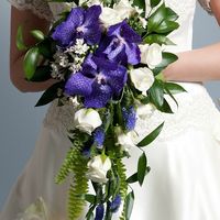Букет невесты каскад с орхидеей в бело-синей гамме. Цена 2900 руб.