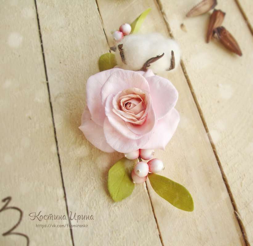 Брошь с хлопком, розой и нежным снежноягодником. - фото 14184012 Цветочные украшения Ирины Костиной