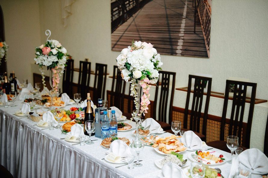 Композиции на столы гостей из искусственных цветов