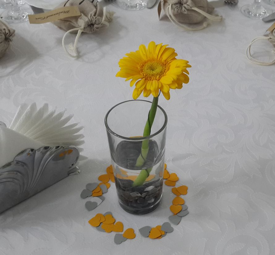 Герберы "свадебного" желтого цвета украшают столы гостей. Просто и со вкусом - фото 10907510 Декоратор Zalyubovskaya