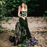 Фото: @annakiseliova  Модель: @l_elena_a  Прическа и макияж : @tomusia__  Платье из мха, венок и букет: @viktorina_florist  #платьеизмха#необычнаясъемка#красота#естественность#лес#пляж#