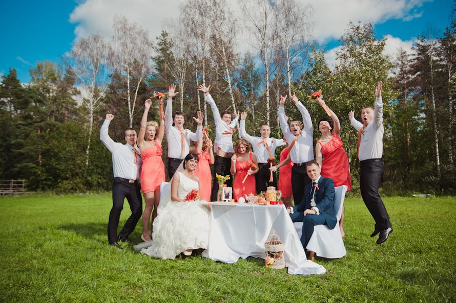Подружки невесты в оранжевых коротких платьях, с букетами в руках, друзья жениха в белых рубашках с оранжевыми галстуками, черных - фото 617477 MarryBerry flower studio