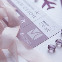 Роскошные приглашения на закрытую вечеринку салона красоты. Приглашение выполнено в виде билета на самолет, использована выборочная лакировка, объемный конверт винного цвета с марками, украшенный шелковой лентой.