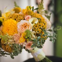 Букет невесты из астр, калл, фрезий, роз и целозии в желтых тонах