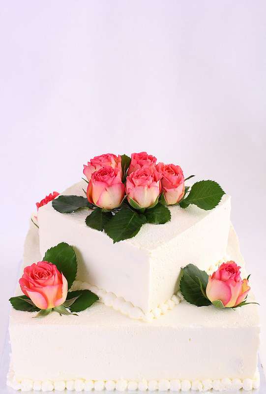 Свадебный торт "Розы на снегу" - ванильный бисквит, сливочно-творожный крем, клубника. украшен сливочным кремом и живыми розами. - фото 580804 La Zina Cakes - торты на заказ в Праге
