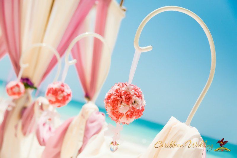 На пляже стоит розовая беседка, и фонарики из цветов - фото 2811159 Caribbean Wedding - свадьба в Доминикане