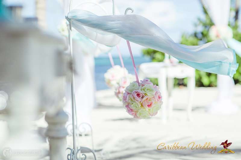 Цветочные шары из кремовых и розовых пионовидных роз. - фото 3255139 Caribbean Wedding - свадьба в Доминикане