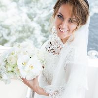 Букет невесты с орхидеей в белых тонах