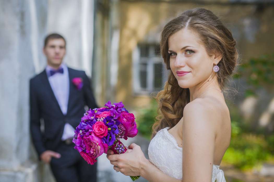 Невеста с прической из локонов, уложенных на бок, с естественным макияжем, на губах ярко розовая перламутровая помада - фото 3267997 Фотограф Калугина Ольга