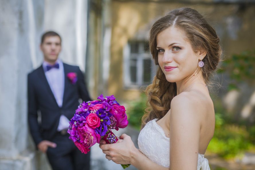 Невеста с прической из локонов, уложенных на бок, с естественным макияжем, на губах ярко розовая перламутровая помада - фото 3267997 Фотограф Калугина Ольга
