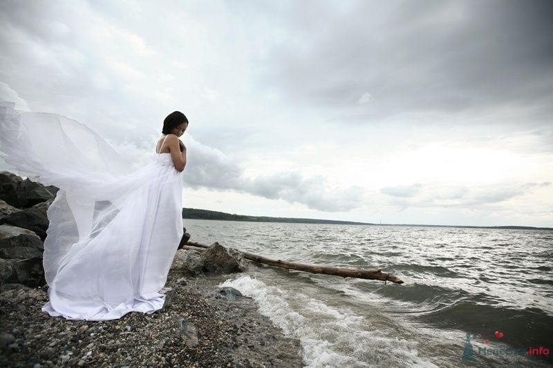 Невеста в белом длинном платье стоит на берегу - фото 58240 Юлия14