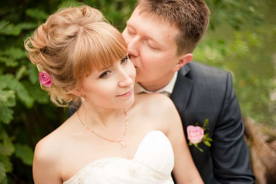 Невеста с прической из локонов, собранных на затылке в пучок, с естественным нежным макияжем - фото 3176149 Фотограф Наталья Канищева