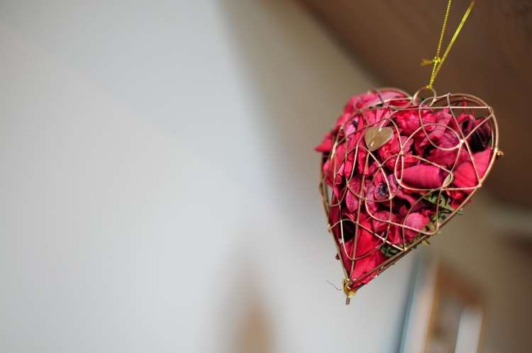 Оформление для свадебной фотосессии, с использованием проволочного сердечка с розовыми лепестками цветов - фото 821257 Andrew Belikoff and  SMART24 - фотоуслуги