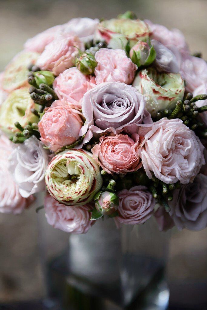 Букет невесты из роз сорта мента и бруния
