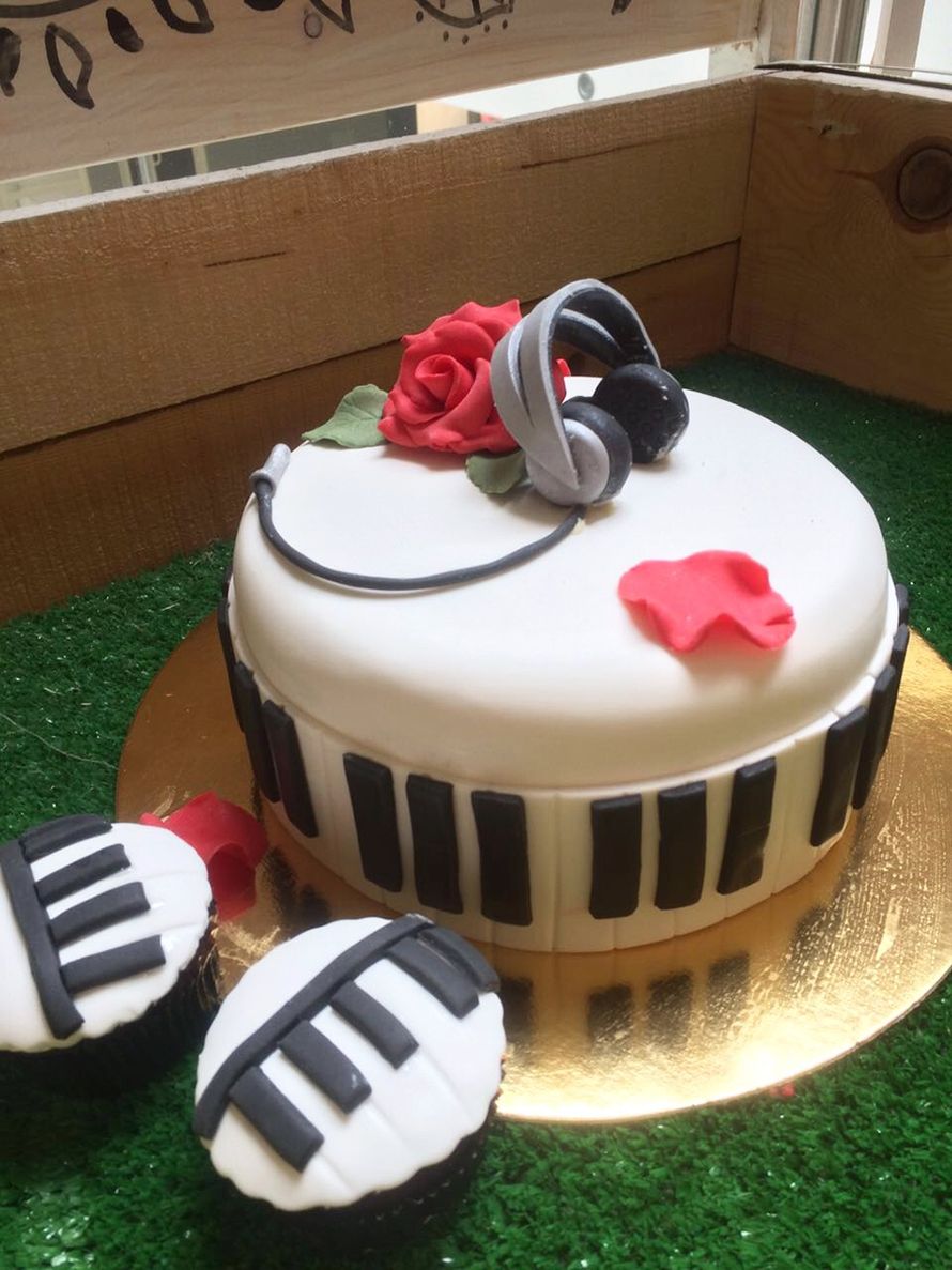 Свадебный торт и капкейки для музыкальной свадьбы от Свит Бисквит - фото 11351216 Кондитерская Свит Бисквит