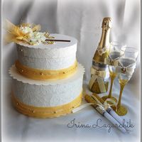 Свадебный торт казна, шампанское с бокалами и свечи