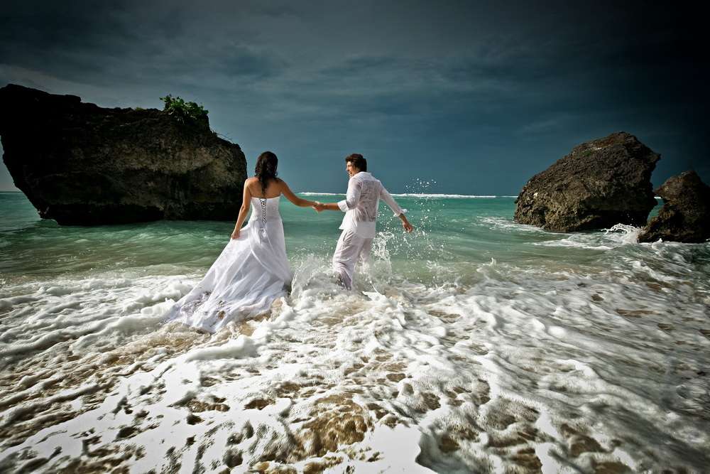 Мужу изменяю на море. Свадебная фотосессия на берегу моря. Свадьба на море. Жених и невеста на берегу моря. Свадьба у океана.