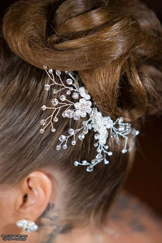 Высокую причёску невесты украшает заколка-веточка ручной работы с жемчужными цветами и серебристыми веточками со стразами - фото 2495525 Студия визажа и стиля "New look"