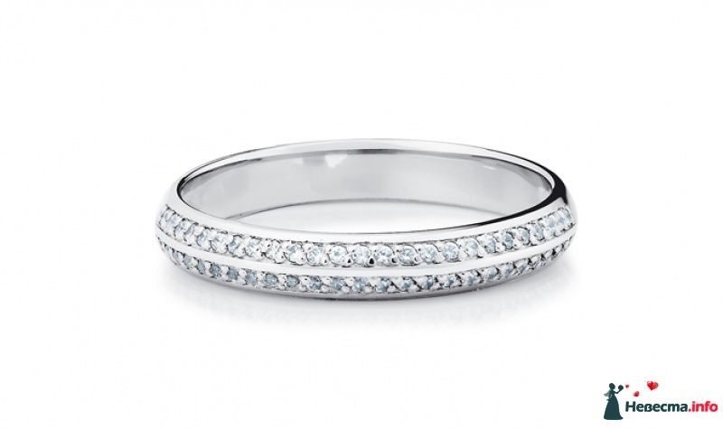 Обручальное кольцо из белого золота, в россыпи бриллиантов, на белом фоне. - фото 478669 Алиса22