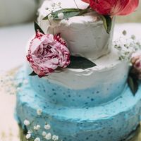 Нежный свадебный торт ,с композицией из пионов