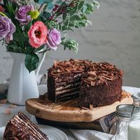 Торт Шоколадный Медовик
Изысканное сочетание медово-шоколадных коржей и легкого крема на основе деревенской сметаны