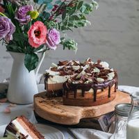 Торт Три Шоколада
Невероятный торт сочетающий в себе три вида натурального Бельгийского шоколада: бисквитный корж  в сочетании с потрясающе нежными муссами из тёмного , молочного и белого шоколада.