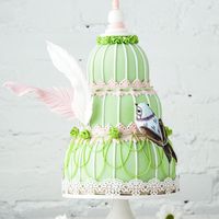 Изящный,дизайнерский свадебный торт ,с нежными сахарными пёрышками и маленькой птичкой .